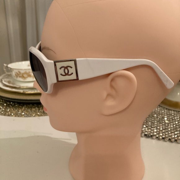 Chanel white logo sunglasses - Picture 7 of 7